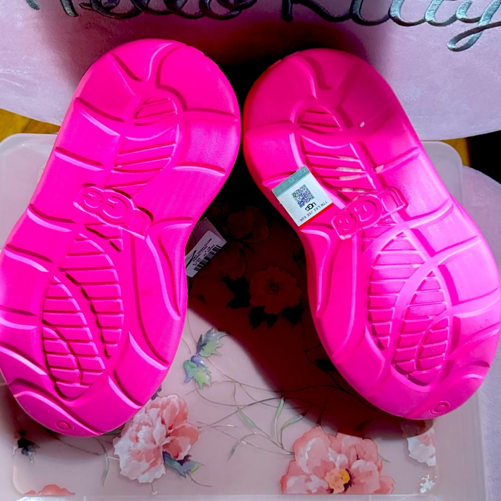 New Ugg pink clogs